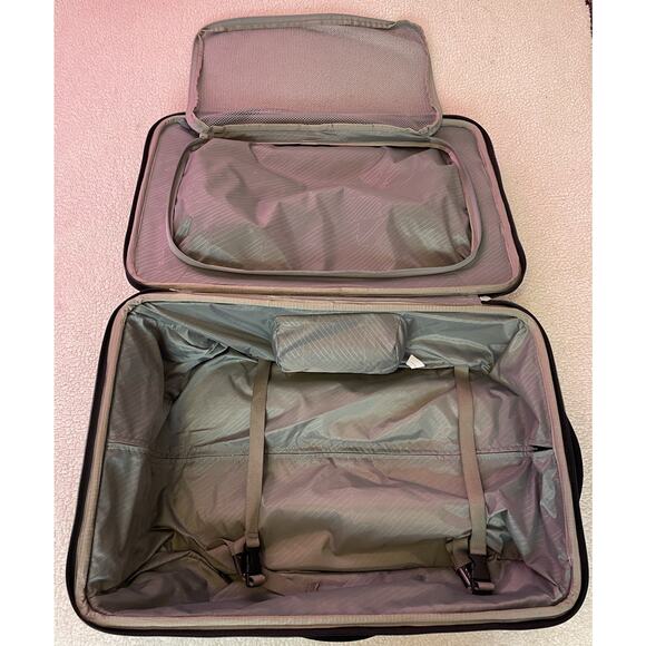 Thule Crossover 25Inch Rolling Backpack Weekend Luggage good condition - Picture 11 of 14